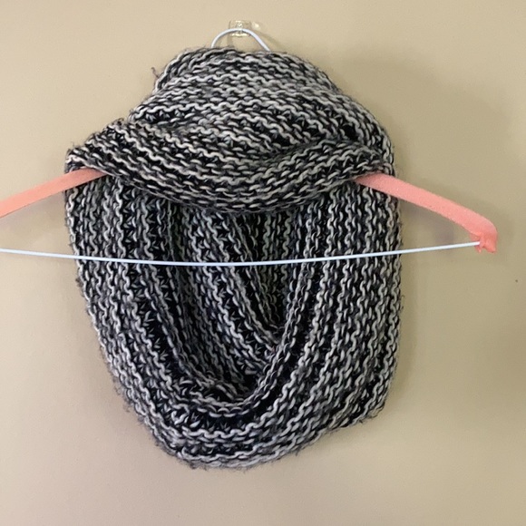 Knitted tube scarf - Picture 2 of 5